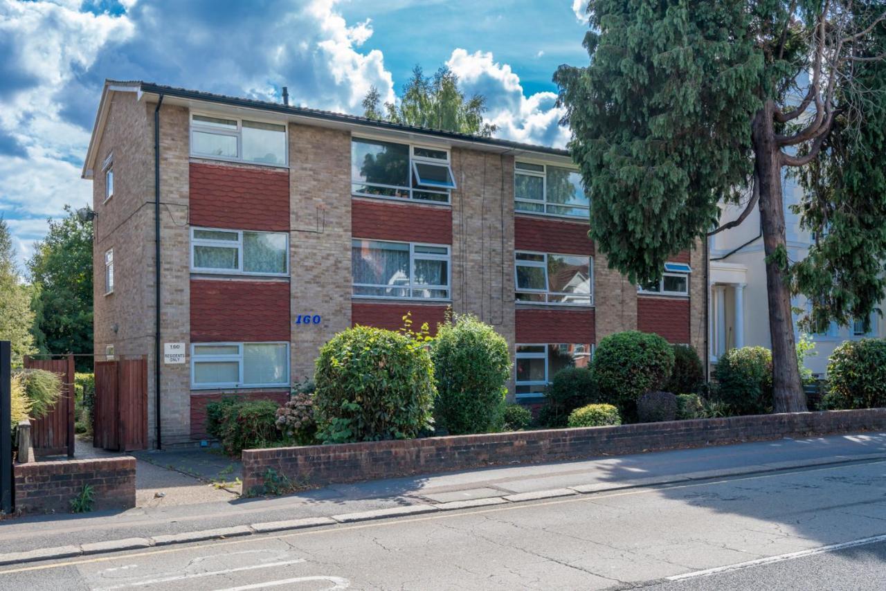 Redhill Surrey 2 Bedroom Pet Friendly Apartment By Sublime Stays Eksteriør bilde